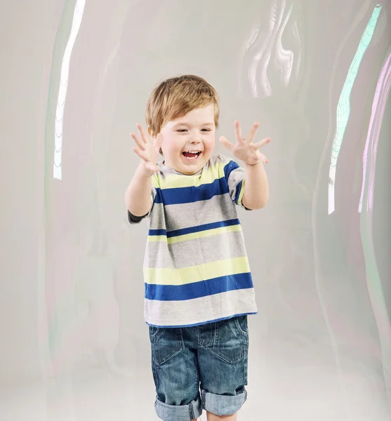 Little cute kid playing a soap bubbles — Stockfoto