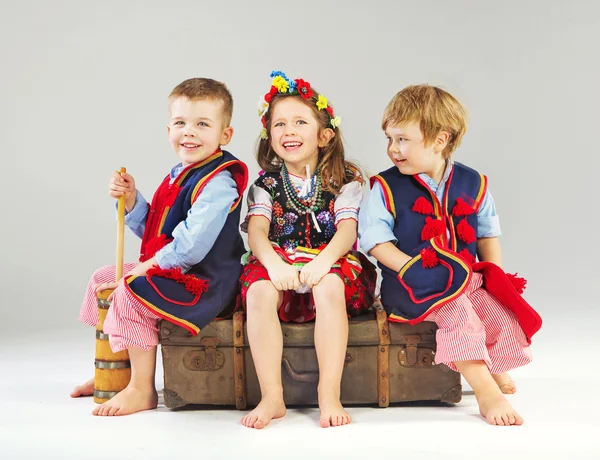 Glada barn bär nationella dräkter — Stockfoto