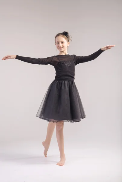 Молода дівчина в позі танцю — стокове фото
