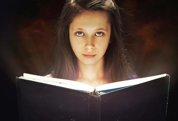 Young girl reading an old book — Stock Photo, Image