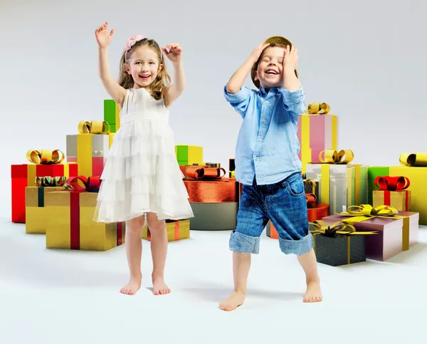 Crianças felizes com muitos presentes — Fotografia de Stock