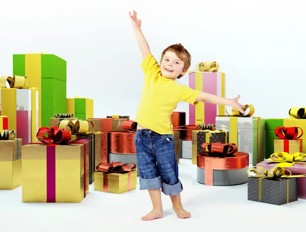 En munter unge med mange gaver. – stockfoto
