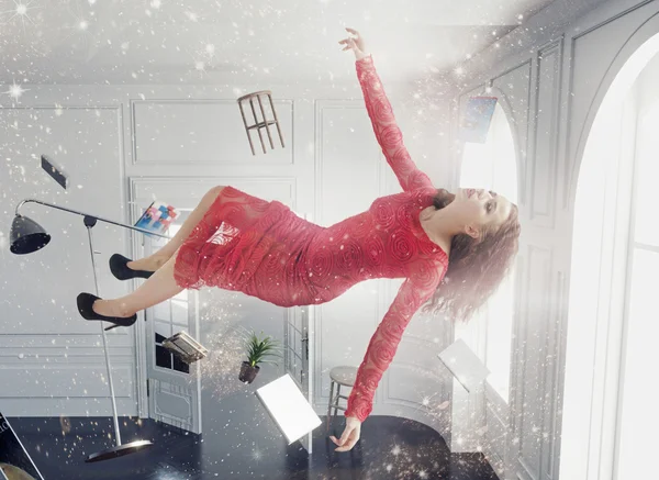 Genç kadın büyülü iç levitating — Stok fotoğraf