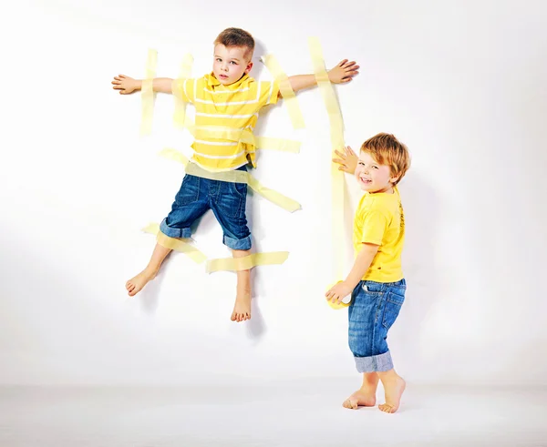 Zwei lächelnde Brüder, die zusammen spielen — Stockfoto