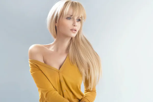 Mujer rubia delicada con piel suave — Foto de Stock