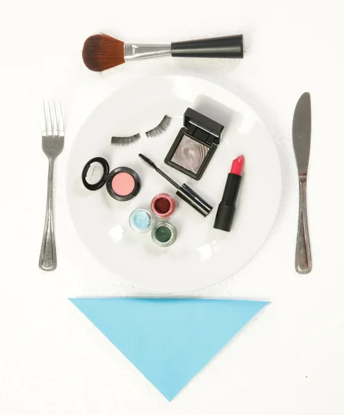 Accesorios de maquillaje en el plato de la cena — Foto de Stock