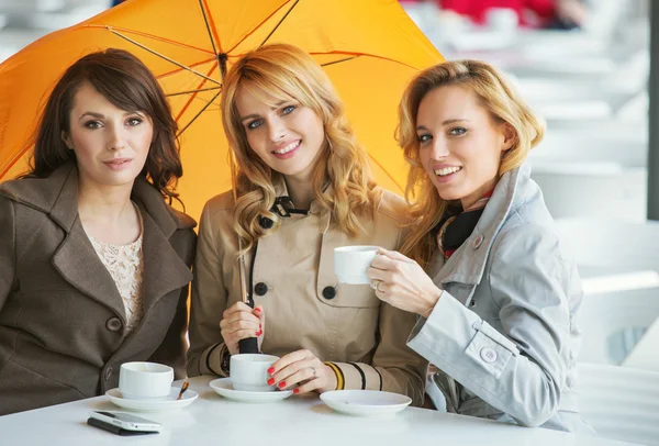 Três mulheres, o café e o guarda-chuva — Fotografia de Stock