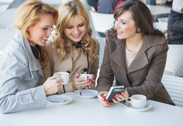 Amigos do sexo feminino no momento do cofee — Fotografia de Stock
