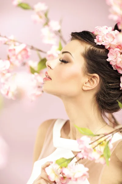 Chica relajada oliendo las flores de primavera — Foto de Stock