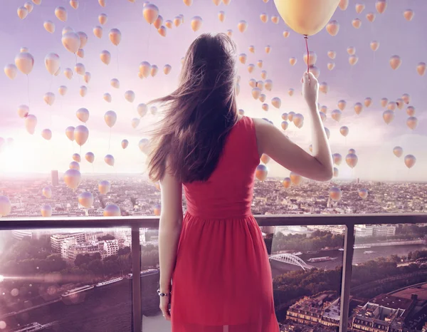 Jovem mulher olhando para milhares de balões — Fotografia de Stock
