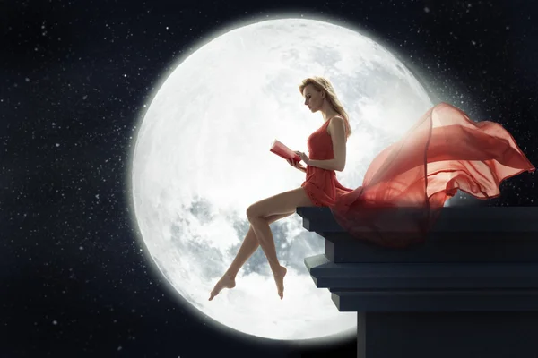 Mujer linda sobre fondo de luna llena — Foto de Stock