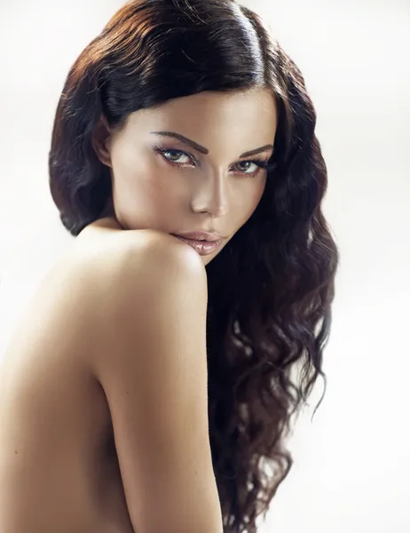 Favolosa donna bruna con i capelli ricci — Foto Stock