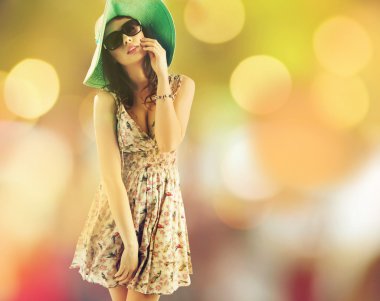 sıcak yaz günü boyunca çekici esmer kadın