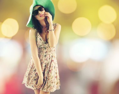 şapka giyen oldukça neşeli kadın portresi