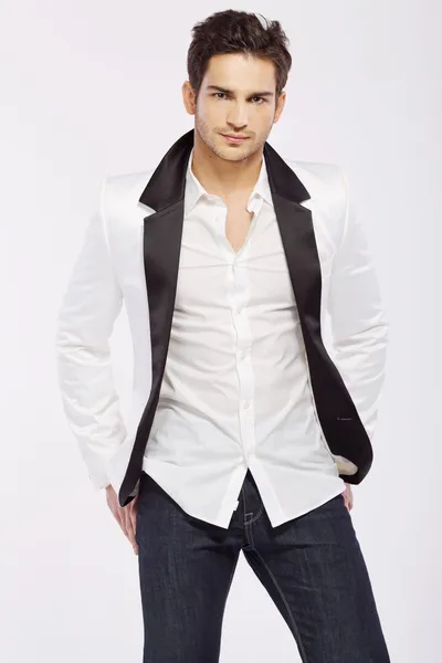 Guapo joven con chaqueta blanca — Foto de Stock