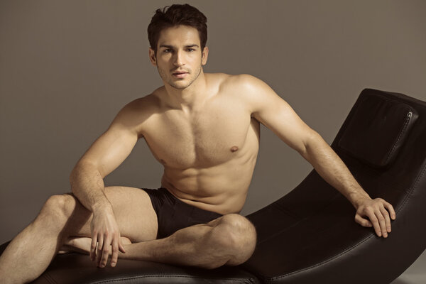 Брюнетка мужчина расслабляется после спортзала
