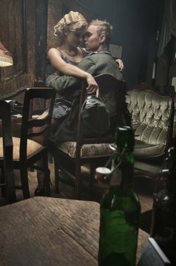 dizlerinin üzerinde sarışın Bayan ile yakışıklı Alman soldier