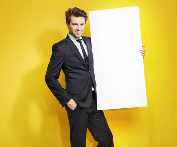 Guapo caballero llevando una pizarra blanca — Foto de Stock