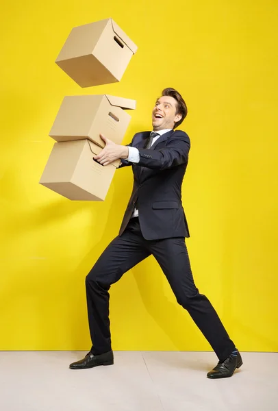 Empresário alegre com caixas de papel — Fotografia de Stock