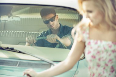 genç kadın götürecek yakışıklı ve şık bir adam 