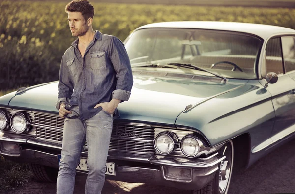 Elegante modelo masculino con el coche retro —  Fotos de Stock