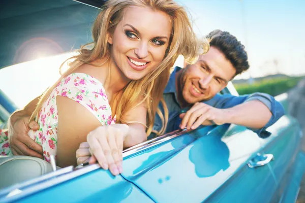 Lächelndes Paar ruht im Retro-Auto — Stockfoto