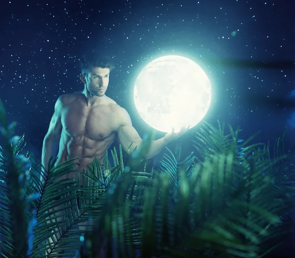 Herói forte carregando a lua brilhante — Fotografia de Stock