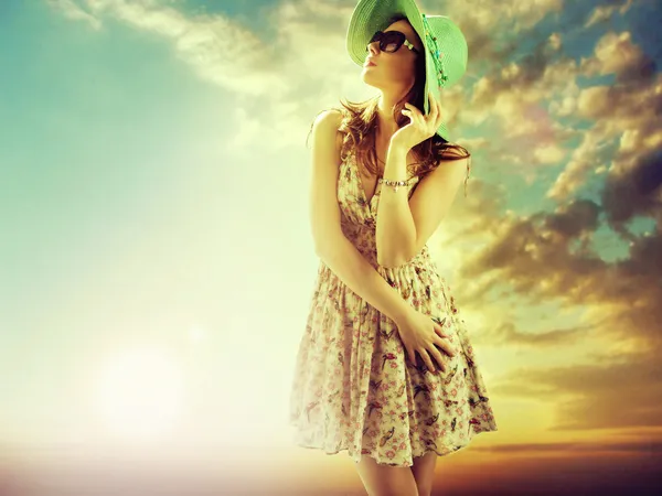 Giovane donna bruna con cappello verde brillante — Foto Stock