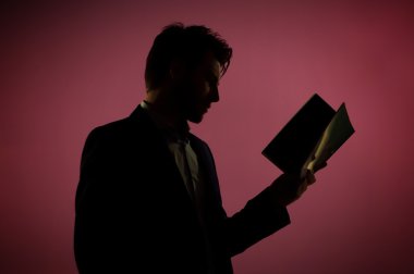 çekici bir adam kitap okuma