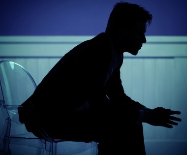 üzgün adam koltuğa siting