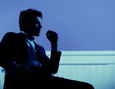 Sakin bir ruh hali içinde cazip iş adamı