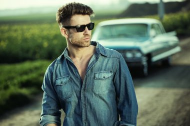 Akıllı adam trendy güneş gözlüğü takıyor