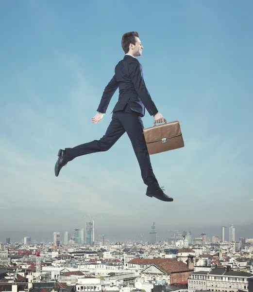 Elegant man hoppar i luften — Stockfoto