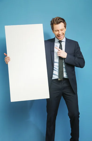 Hombre de negocios alegre llevando la pizarra blanca — Foto de Stock