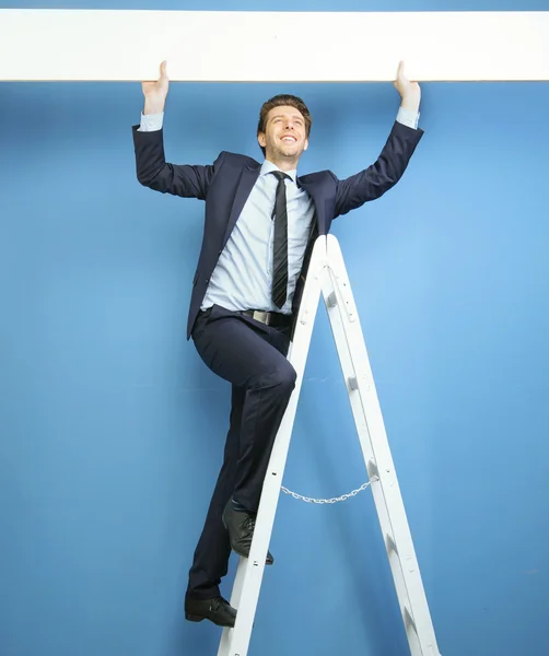 Hombre de negocios alegre poniendo el anuncio — Foto de Stock