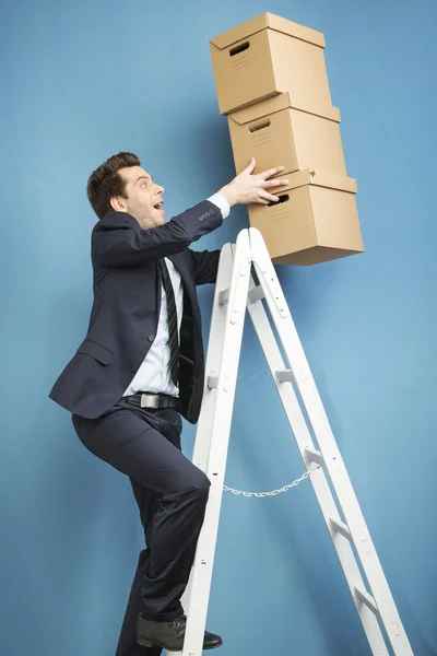 Handsome man holding the boxes — Stock Photo, Image