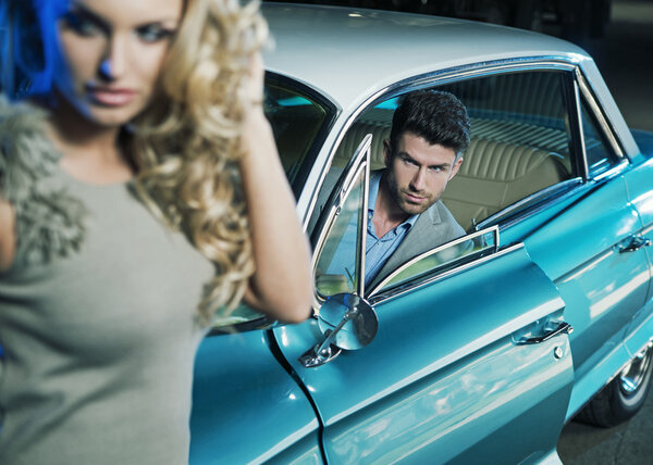 Молодая пара во время медового месяца
