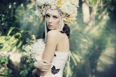 Tropikal ormanda güzel esmer