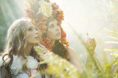 iki su perisi kız ormanda