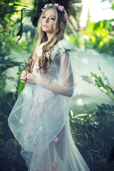 Mulher loira bonita com a coroa de flores — Fotografia de Stock