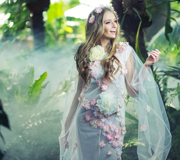 Mulher loura feliz com uma coroa de flores na cabeça — Fotografia de Stock