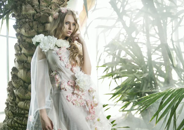 Linda jovencita en el jardín botánico — Foto de Stock