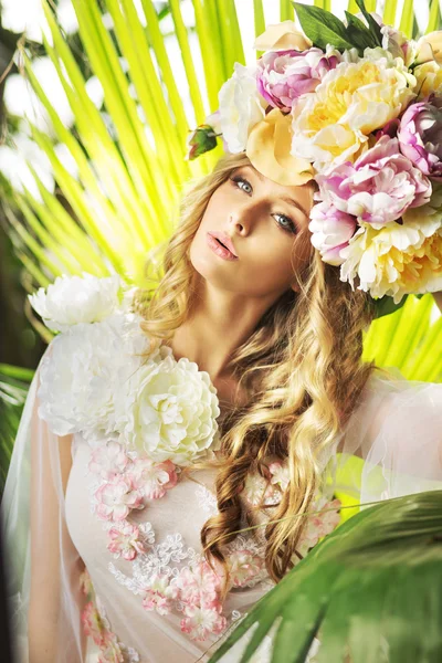 Hübsche Dame mit dem blumigen Hut — Stockfoto