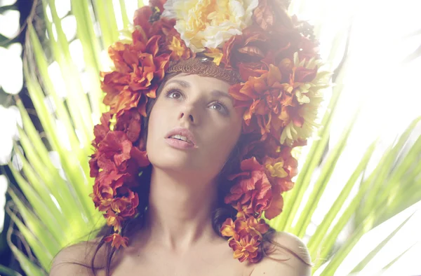 Linda dama con sombrero hecho de flores — Foto de Stock