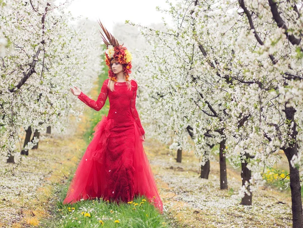 Dame Lente in de cherry orchard — Stockfoto