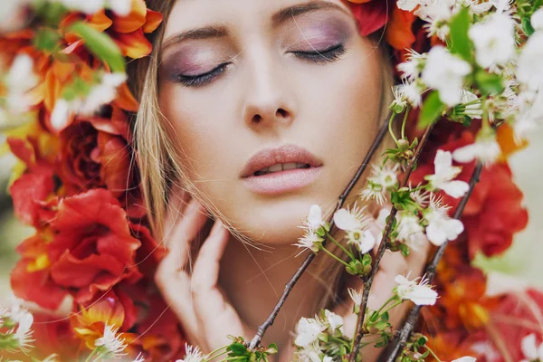 Menina bonita relaxando no jardim perfumado — Fotografia de Stock