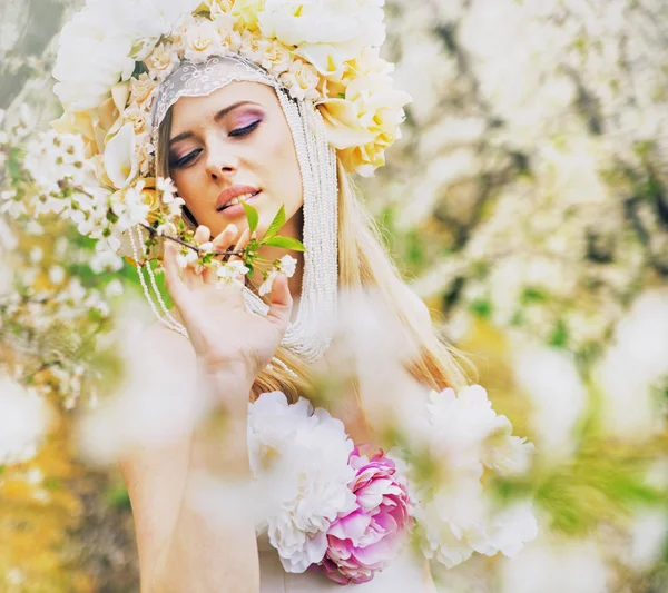 Jeune femme blonde dans le jardin parfumé — Photo