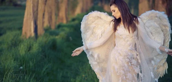 Anjo triste no seio da natureza — Fotografia de Stock