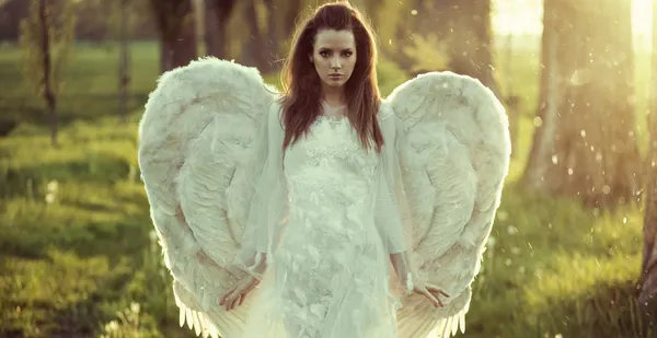 Mujer delicada vestida como un ángel — Foto de Stock