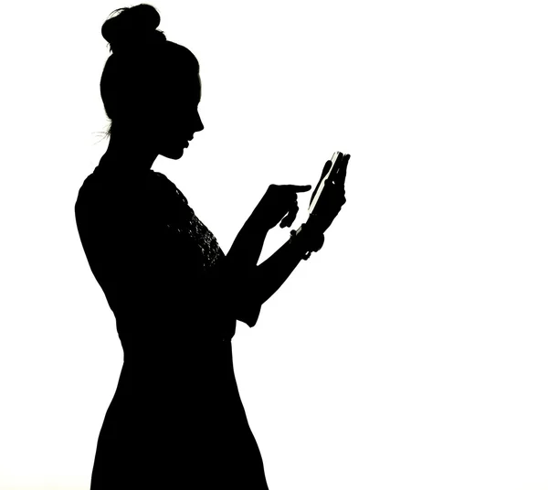 Silueta de una mujer uisng el teléfono inteligente —  Fotos de Stock